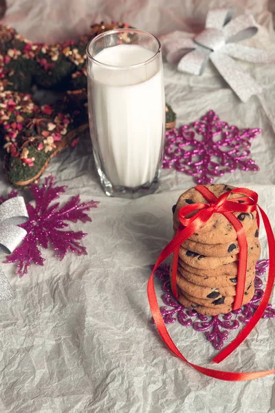 Du lait et des biscuits pour le Père Noël. Noël. Nouvel an . — Photo