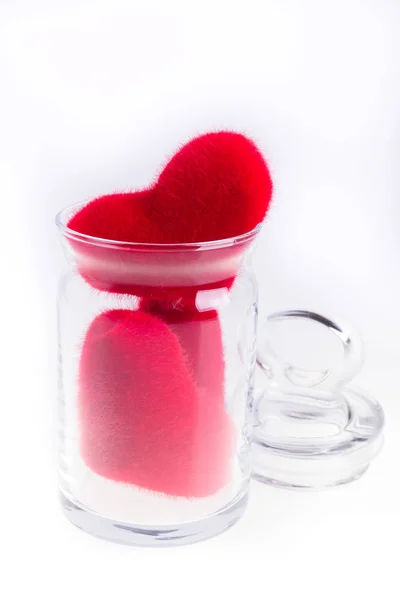 Cuori peluche rossi in un barattolo, isolati su bianco. San Valentino. Amore. . — Foto Stock