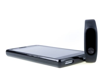 Siyah fitness bilezik ve beyaz arka plan üzerinde izole smartphone.