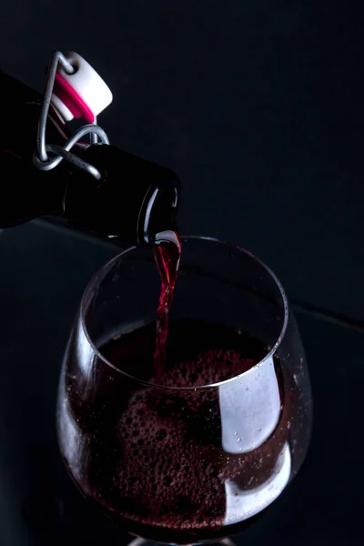 Крупним планом червоне вино вливається в склянку . — стокове фото