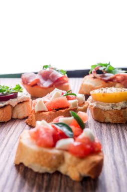 Crostini kümesi. İtalyan yemekleri, ev yapımı bruschetta.