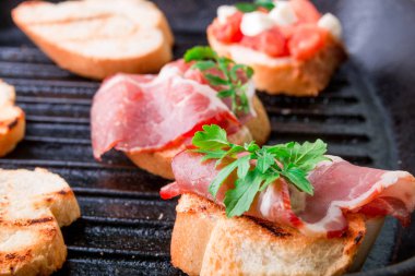 Crostini roka ve prosciutto ile. İtalyan yemekleri, ev yapımı bruschetta.