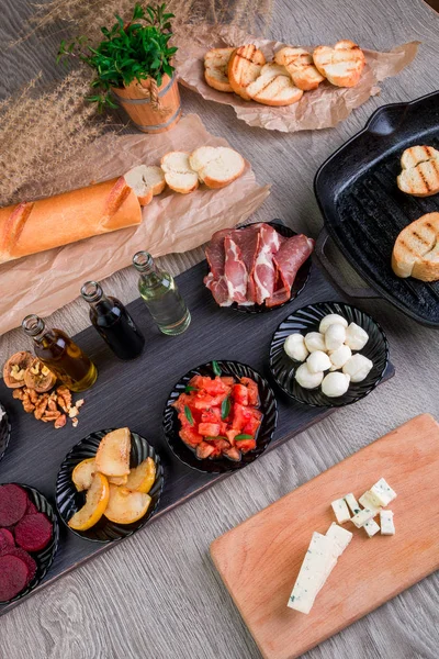 Bruschetta Ingredientes para preparação perto da panela de grelha. Comida italiana. Antipasto . — Fotografia de Stock