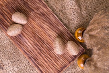 Paskalya yumurtası kahverengi ahşap zemin üzerinde sicim içinde. Rustik tarzı. Çerçeve. Üstten Görünüm.