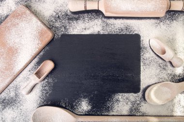 Mutfak eşyaları boşluk kopyalayın ve siyah arka plan üzerine un. Üstten Görünüm. Çerçeve.