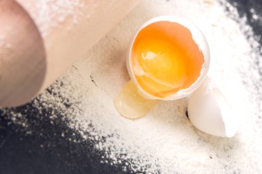 Malzemeler ve araçlar pişirme için. Yakın çekim. Yumurta, un ve oklava.