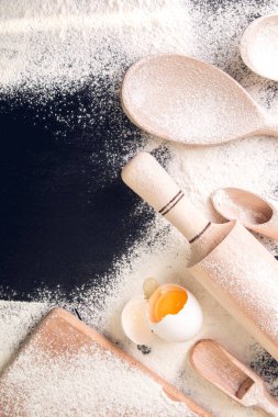 Mutfak eşyaları, un boşluk kopyalayın ve siyah arka plan üzerine yumurta. Üstten Görünüm. Çerçeve. Malzemeler ve araçlar için pişirme. 