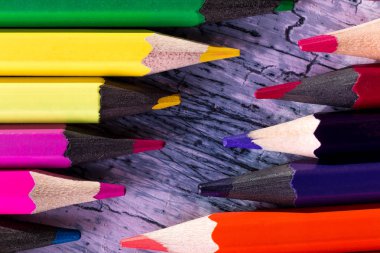 Ahşap arka plan üzerinde renkli kalemler kümesi. Makro. Yakın çekim.