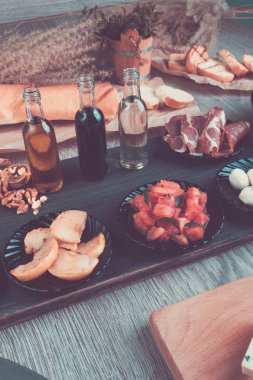 Malzemelerin hazırlık bruschetta için levha üzerine