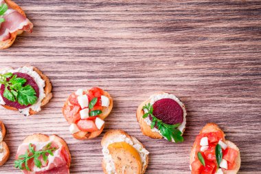 Bruschetta ahşap tahta üzerinde kümesi.