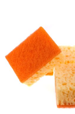 Beyaz izole sarı ve turuncu mutfak sünger