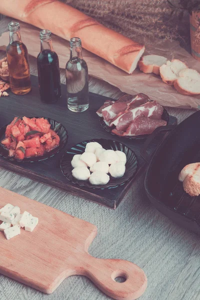 Malzemelerin hazırlık bruschetta için levha üzerine