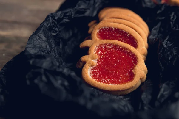Ciasteczka, ciasteczka wypełnione czerwony dżem malinowy na czarny stół — Zdjęcie stockowe