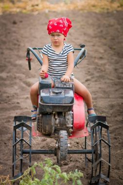 kırmızı bandana ve şerit tee tiller üzerinde oturur