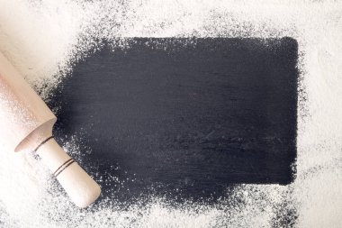 Kopya alanı çevresinde oklava, un