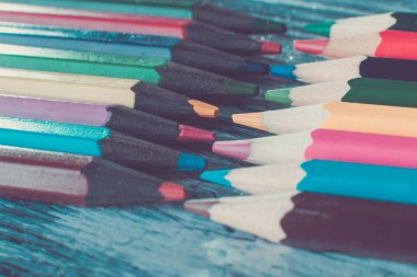 Ahşap arkaplanda renkli kalemler seti. 