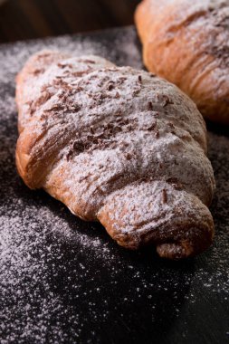 Rustik tarzı çikolatalı kruvasan