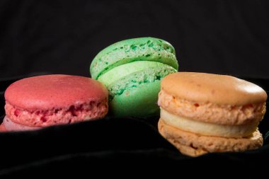 Siyah kadife zemin üzerine macaroons