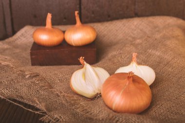 Rustik bir arka plan üzerine soğan closeup.