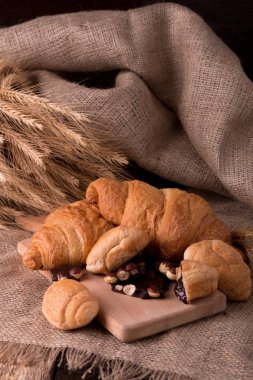 Rustik tarzı çikolatalı kruvasan