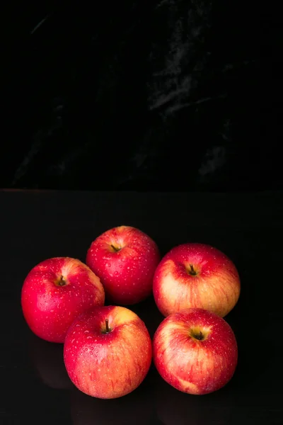 Rote Äpfel auf schwarzem Hintergrund — Stockfoto