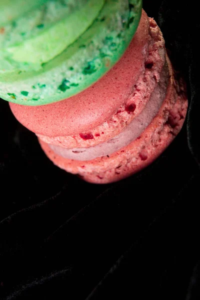 Macaroons em fundo de veludo preto — Fotografia de Stock