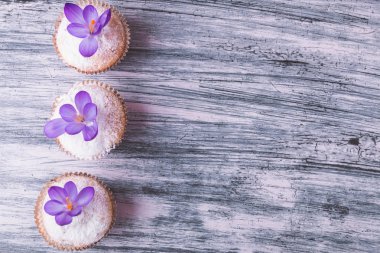 Kek ahşap arka plan üzerinde. Cupcake