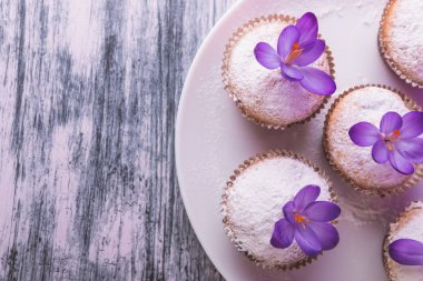 Kek ahşap arka plan üzerinde. Cupcake