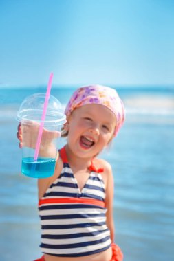 İki mavi kokteyl ile mayo mutlu küçük kız