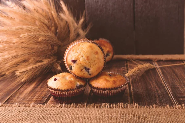 Muffins på trä bakgrund. Cupcake — Stockfoto