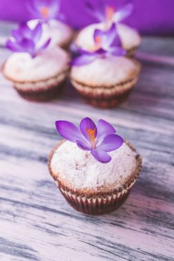 Ahşap açık mor renkli Çiğdem çiçek ile dekore kek