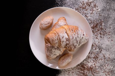 Kruvasan ile pudra şekeri