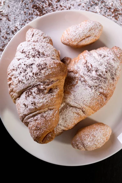 Kruvasan ile pudra şekeri