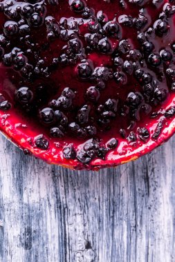 Parçası cheesecake beyaz plaka üzerinde