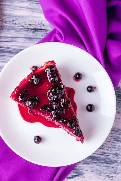 Morceau de gâteau au fromage sur assiette blanche — Photo