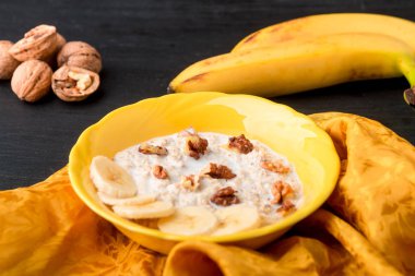 Ceviz ve muz sarı kase yulaf ezmesi 