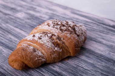 kruvasan toz şeker ve çikolata ile