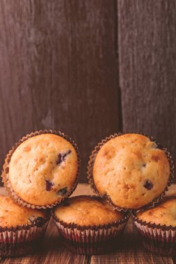 Muffins rustik tarzı ahşap arka plan üzerinde