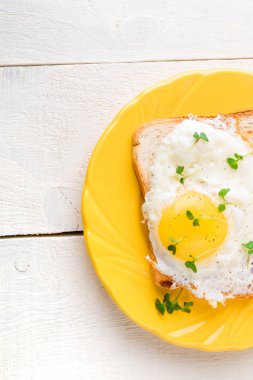 Yumurta sarı plaka ile tost