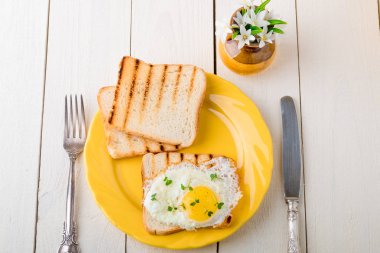 Yumurta sarı plaka ile tost