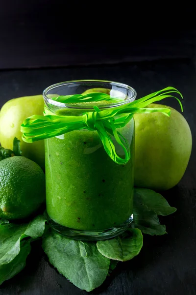 Batido verde cerca de los ingredientes para ello sobre fondo de madera negro. Manzana, lima, espinacas, kiwi. Desintoxicación. Bebida saludable —  Fotos de Stock