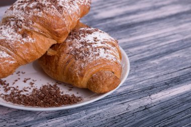 Kruvasan ile pudra şekeri