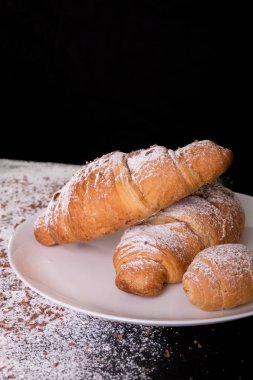 Kruvasan ile pudra şekeri