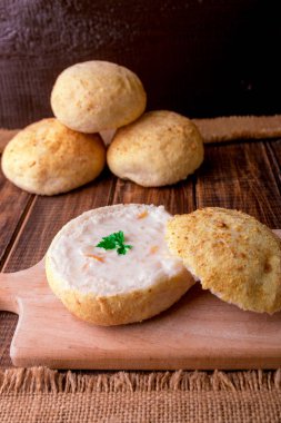 Ev yapımı krem çorba, ekmek kase hizmet. Rustik.