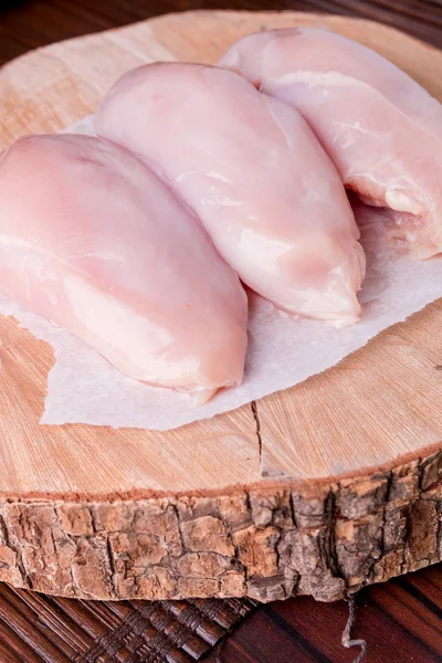 Syrové kuřecí filet na dřevěné pozadí. Detailní záběr. — Stock fotografie
