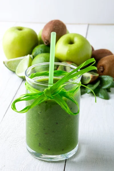 Batido verde cerca de los ingredientes para ello sobre fondo de madera blanca. Manzana, lima, espinacas. Desintoxicación. Bebida saludable . —  Fotos de Stock