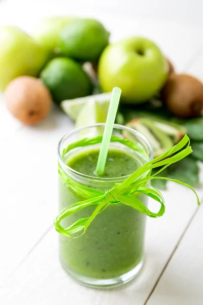 Batido verde cerca de los ingredientes para ello sobre fondo de madera blanca. Manzana, lima, espinacas. Desintoxicación. Bebida saludable . —  Fotos de Stock