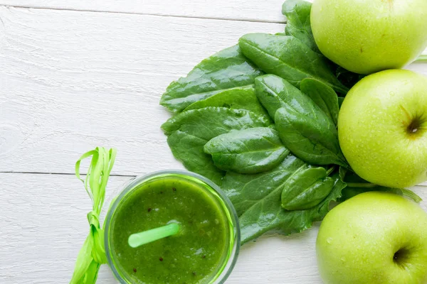 Batido verde cerca de los ingredientes para ello sobre fondo de madera blanca. Manzana, lima, espinacas. Desintoxicación. Bebida saludable . —  Fotos de Stock