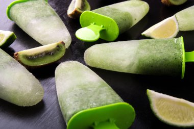 Yeşil ev yapımı dondurma siyah arka plan üzerine. Kivi ve kireç ile meyve buz. 