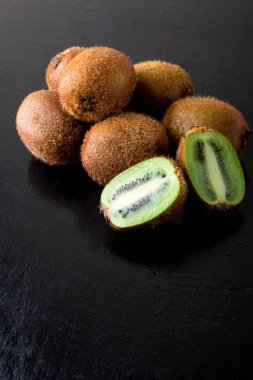 Taze kivi siyah artalanları üzerinde. Kopya alanı. 